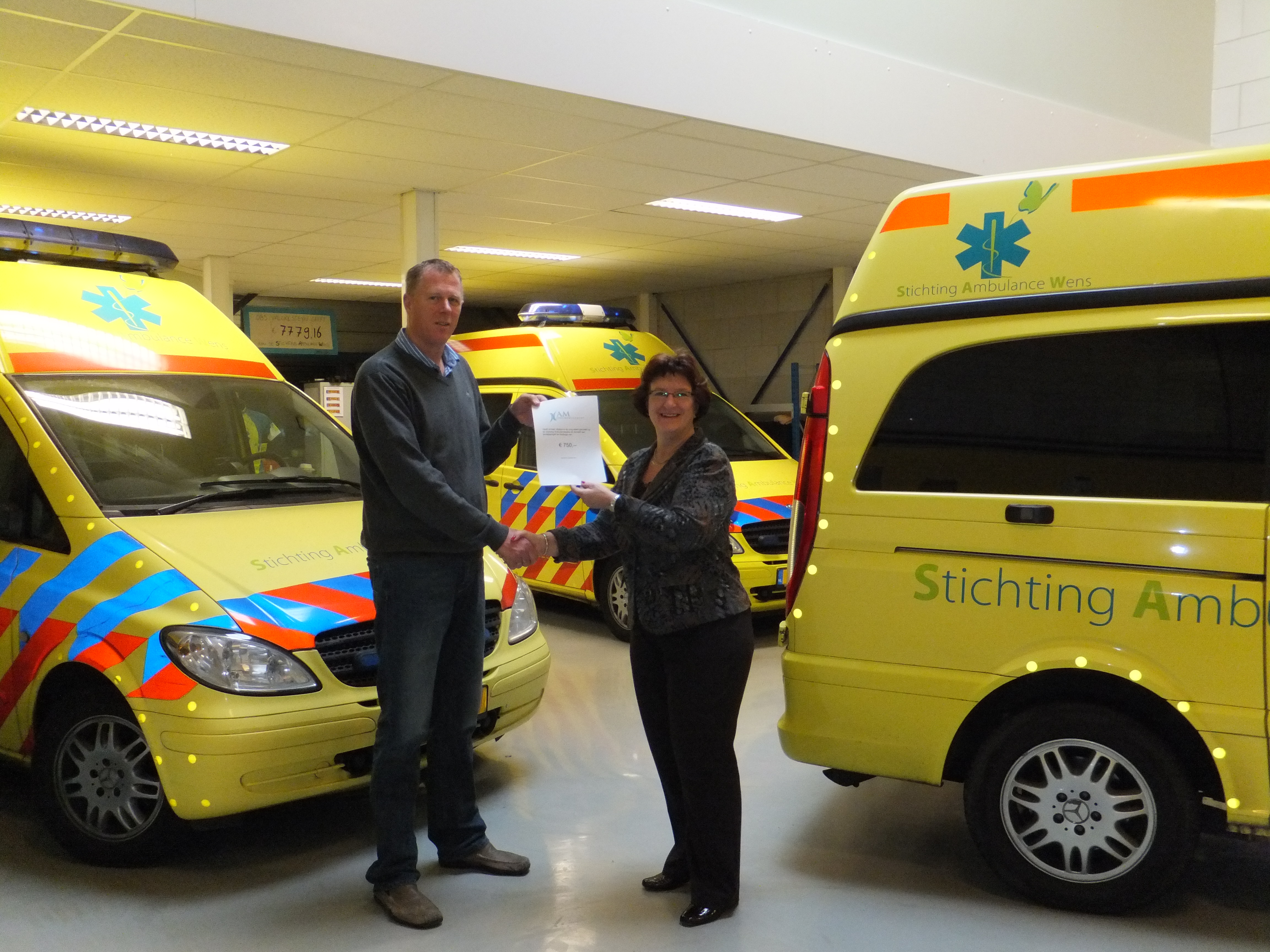 Anneke Maagdenberg van AM Zorgmanagement te Dordrecht heeft eind november 2011 een cheque overhandigd aan Kees Veldboer van de Stichting Ambulance Wens omdat zij de doelstelling van deze organisatie van harte steunen. 